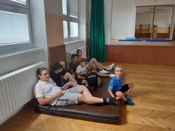 Další